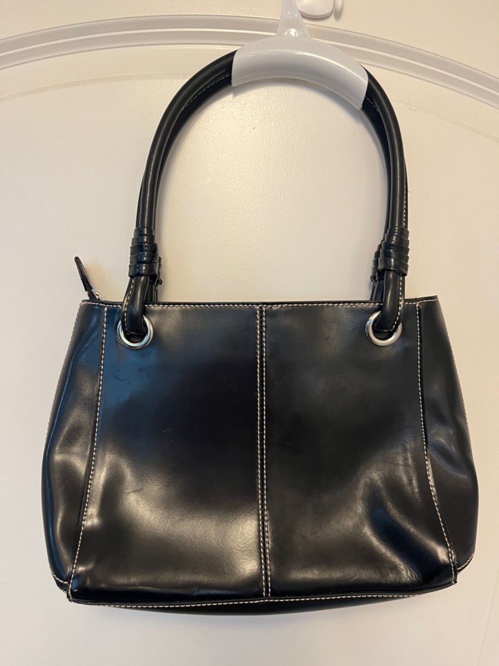 Wilsons Leather Black Shoulder Bag with Contrast Stitching